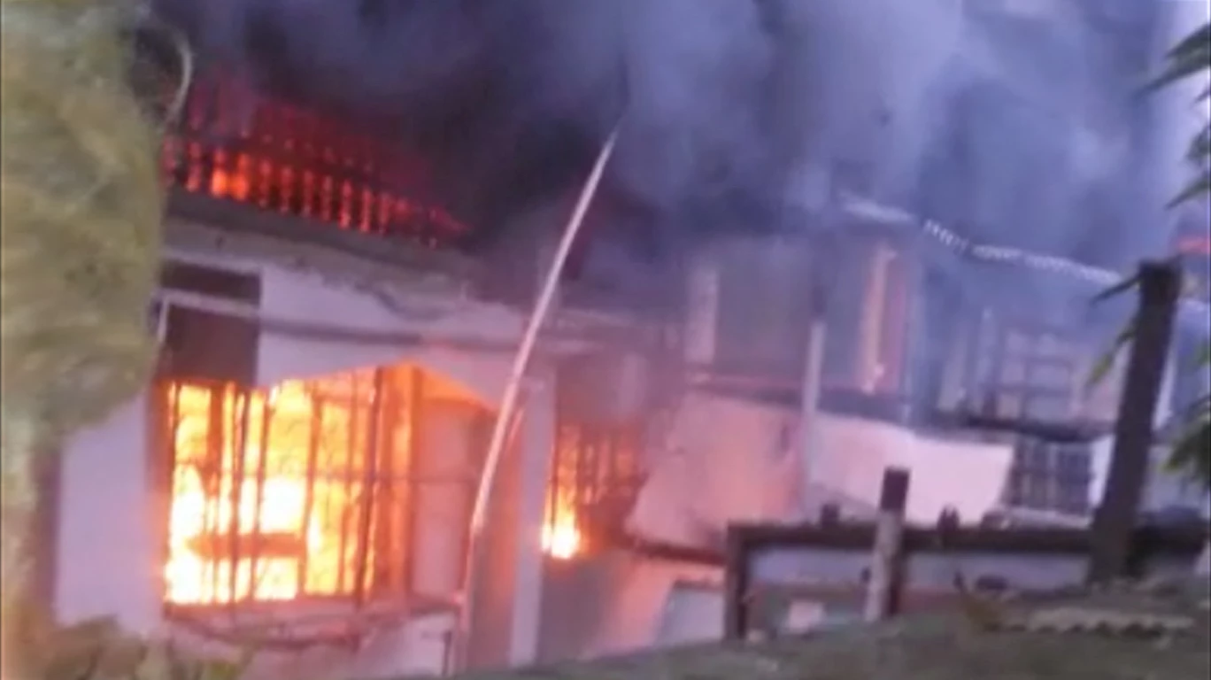 Fire breaks out in a godown at Goregaon; 15 people rescued